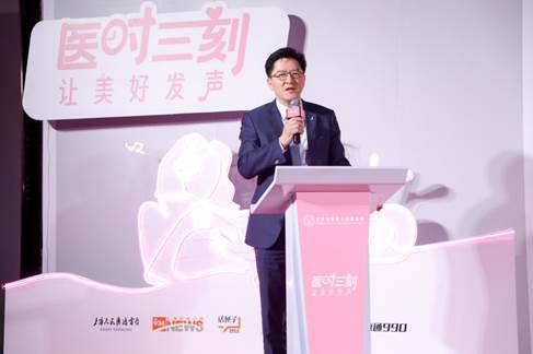 图片包含 室内, 盒子, 男人, 前
描述已自动生成